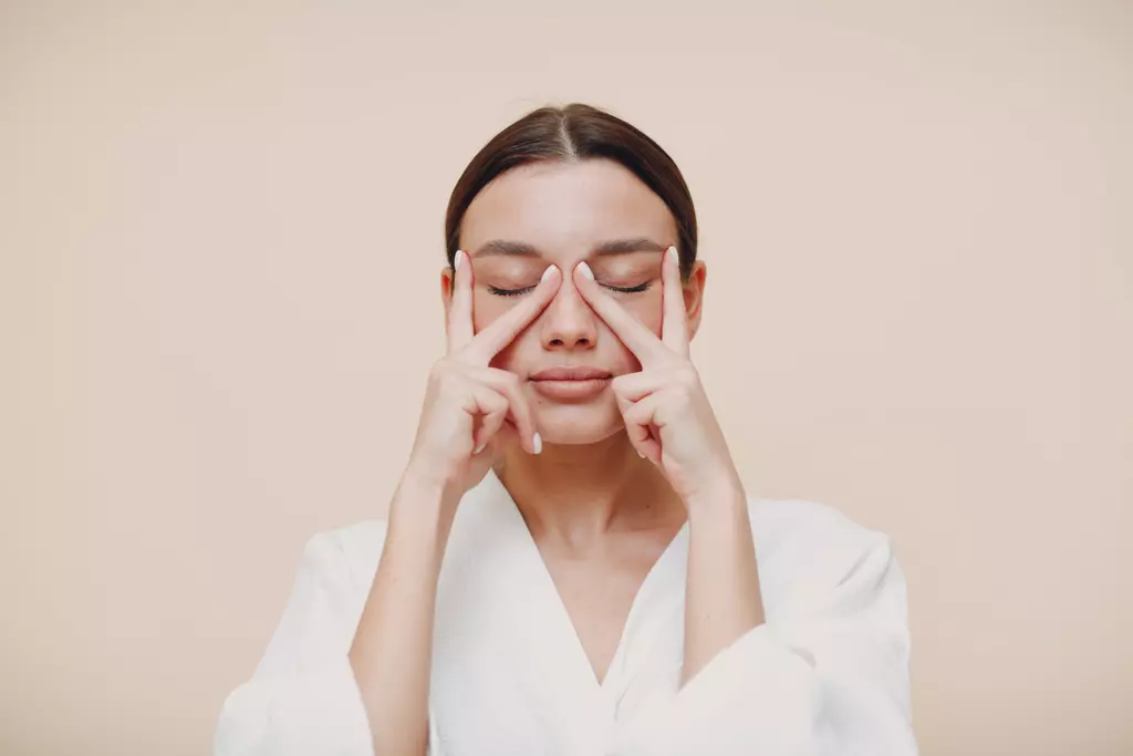 Face Yoga: Does It Really Work? We Show You Some Exercises